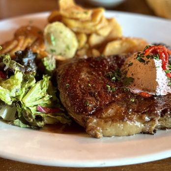 L'Ardoise Bistro signature dishes Escargots
Filet Mignon
Mary’s Chicken